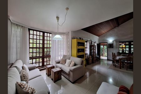 Casa de condomínio à venda com 417m², 4 quartos e 2 vagas Casa de condomínio à venda com 417m², 4 quartos e 2 vagasSala