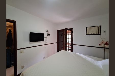 Casa de condomínio à venda com 417m², 4 quartos e 2 vagas Casa de condomínio à venda com 417m², 4 quartos e 2 vagas Suíte 3