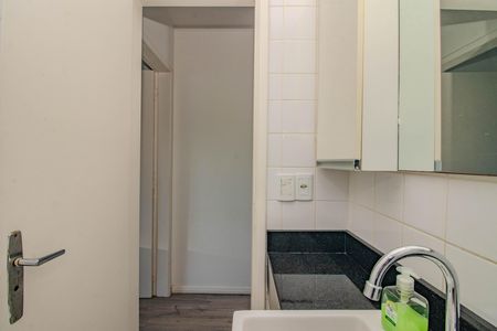 Banheiro de apartamento à venda com 1 quarto, 56m² em Petrópolis, Porto Alegre