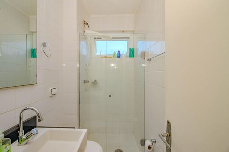 Banheiro de apartamento à venda com 1 quarto, 56m² em Petrópolis, Porto Alegre