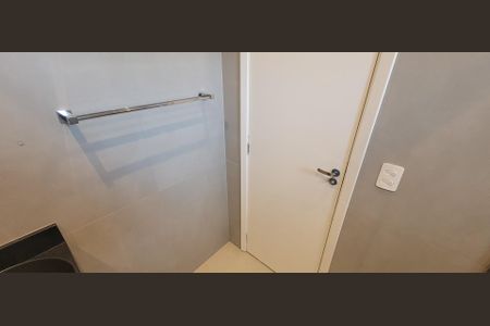 Banheiro de kitnet/studio para alugar com 1 quarto, 23m² em Vila Ema, São Paulo