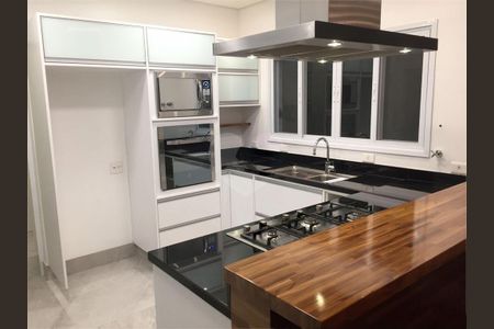 Casa à venda com 4 quartos, 243m² em Jardim Cordeiro, São Paulo