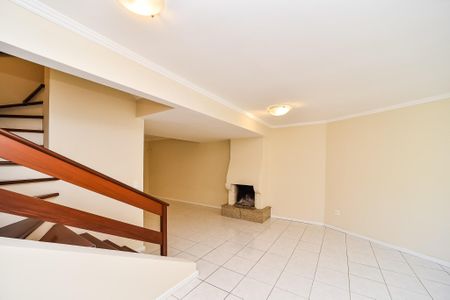 Casa de condomínio para alugar com 300m², 3 quartos e 4 vagasSala