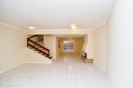 Sala de casa de condomínio para alugar com 3 quartos, 300m² em Boa Vista, Porto Alegre