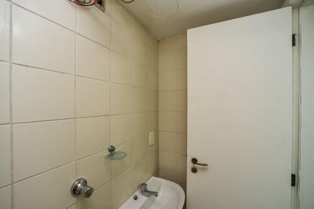 Casa de condomínio para alugar com 300m², 3 quartos e 4 vagasBanheiro de serviço