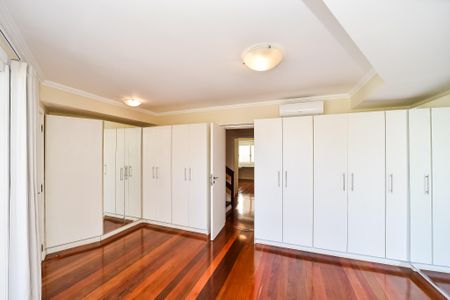 Casa de condomínio para alugar com 300m², 3 quartos e 4 vagasSuíte