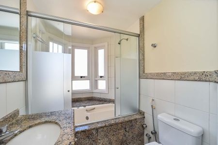 Casa de condomínio para alugar com 300m², 3 quartos e 4 vagasBanheiro da Suíte