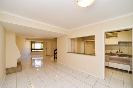 Sala de casa de condomínio para alugar com 3 quartos, 300m² em Boa Vista, Porto Alegre
