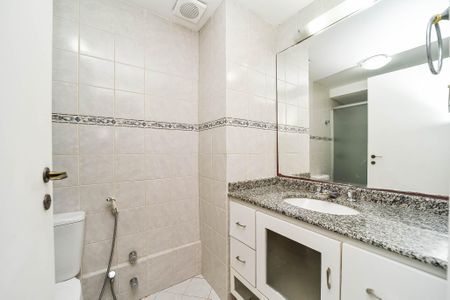 Casa de condomínio para alugar com 300m², 3 quartos e 4 vagasBanheiro Social