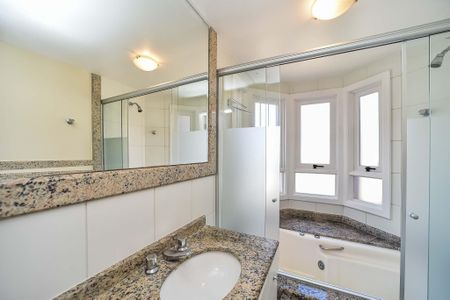 Casa de condomínio para alugar com 300m², 3 quartos e 4 vagasBanheiro da Suíte
