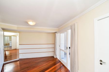 Casa de condomínio para alugar com 300m², 3 quartos e 4 vagasSuíte