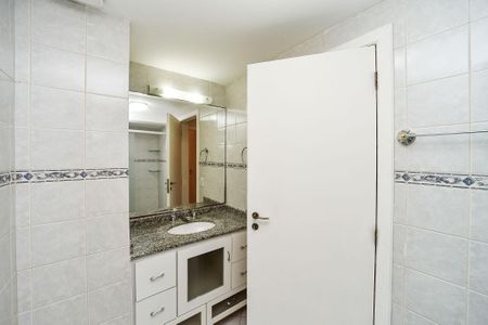 Casa de condomínio para alugar com 300m², 3 quartos e 4 vagasBanheiro Social