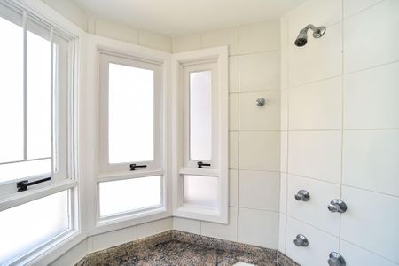 Casa de condomínio para alugar com 300m², 3 quartos e 4 vagasBanheiro da Suíte