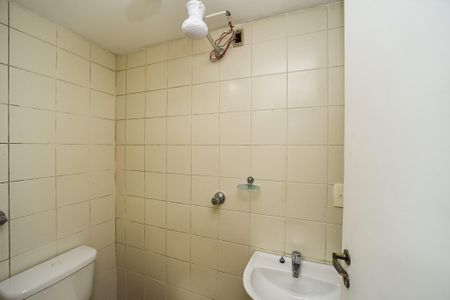 Casa de condomínio para alugar com 300m², 3 quartos e 4 vagasBanheiro de Serviço