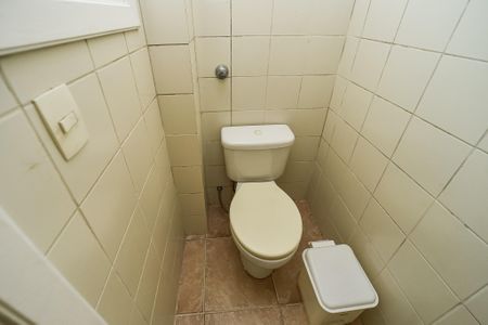 Casa de condomínio para alugar com 300m², 3 quartos e 4 vagasBanheiro de serviço