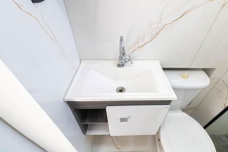 Banheiro de apartamento para alugar com 2 quartos, 43m² em Inhoaíba, Rio de Janeiro