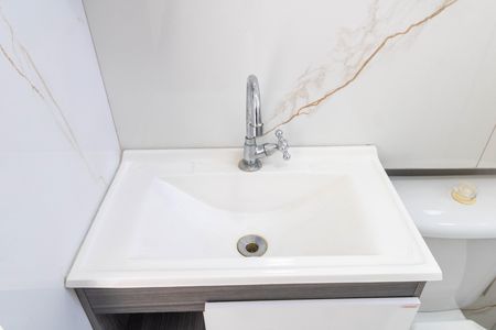 Banheiro de apartamento para alugar com 2 quartos, 43m² em Inhoaíba, Rio de Janeiro