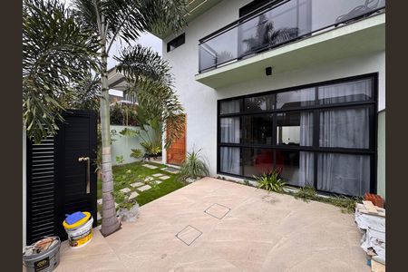 Casa de condomínio à venda com 160m², 4 quartos e 1 vaga Casa de condomínio à venda com 160m², 4 quartos e 1 vagaÁrea externa