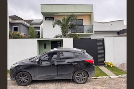 Casa de condomínio à venda com 160m², 4 quartos e 1 vaga Casa de condomínio à venda com 160m², 4 quartos e 1 vagaFachada