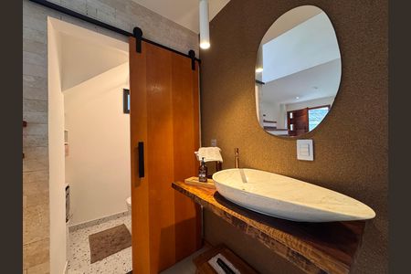 Casa de condomínio à venda com 160m², 4 quartos e 1 vaga Casa de condomínio à venda com 160m², 4 quartos e 1 vagaLavabo