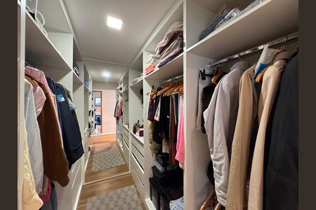 Casa de condomínio à venda com 160m², 4 quartos e 1 vaga Casa de condomínio à venda com 160m², 4 quartos e 1 vagaSuíte Master - Closet