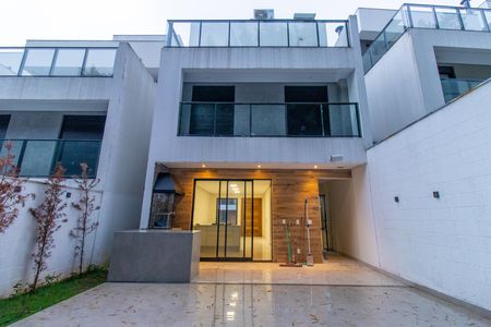 Casa de condomínio para alugar com 167m², 3 quartos e 2 vagas Casa de condomínio para alugar com 167m², 3 quartos e 2 vagasFachada