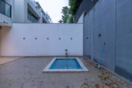 Casa de condomínio para alugar com 167m², 3 quartos e 2 vagas Casa de condomínio para alugar com 167m², 3 quartos e 2 vagasDetalhe do Quintal dos fundos