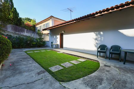 Casa à venda com 475m², 3 quartos e 4 vagas Casa à venda com 475m², 3 quartos e 4 vagasÁrea externa