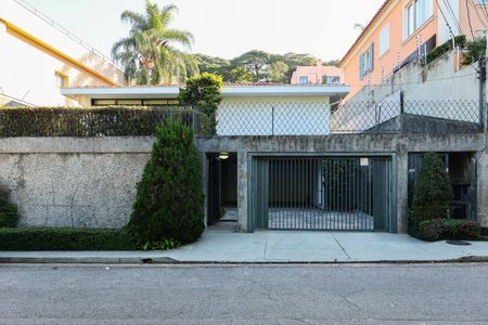 Casa à venda com 475m², 3 quartos e 4 vagas Casa à venda com 475m², 3 quartos e 4 vagasFachada