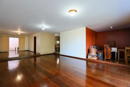 Casa à venda com 475m², 3 quartos e 4 vagas Casa à venda com 475m², 3 quartos e 4 vagasSala