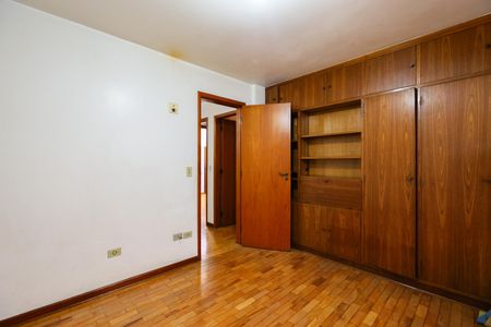Casa à venda com 475m², 3 quartos e 4 vagas Casa à venda com 475m², 3 quartos e 4 vagasQuarto 2