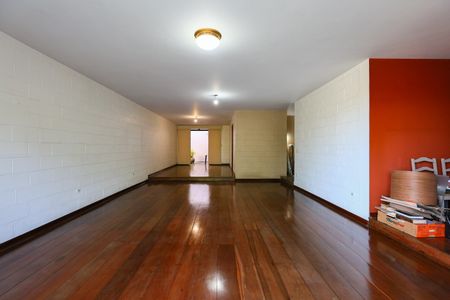 Casa à venda com 475m², 3 quartos e 4 vagas Casa à venda com 475m², 3 quartos e 4 vagasSala