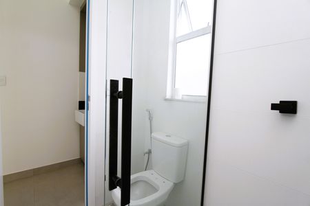Banheiro  de kitnet/studio para alugar com 1 quarto, 44m² em Barro Preto, Belo Horizonte