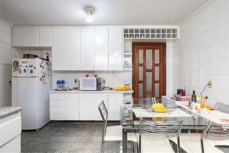 Casa à venda com 238m², 4 quartos e 4 vagas