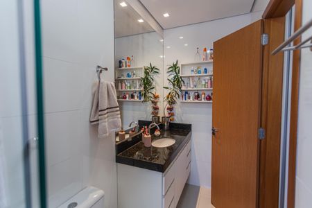 Apartamento à venda com 113m², 2 quartos e 2 vagas Apartamento à venda com 113m², 2 quartos e 2 vagasBanheiro da Suíte