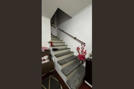 Casa à venda com 108m², 2 quartos e 2 vagasEscada
