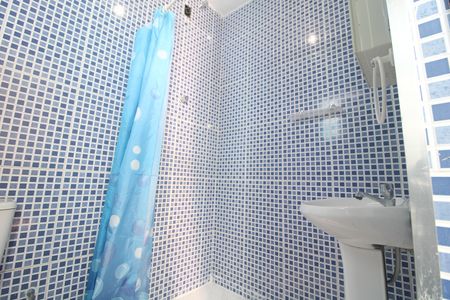 Banheiro de casa para alugar com 1 quarto, 45m² em Jardim Santa Barbara, São Paulo