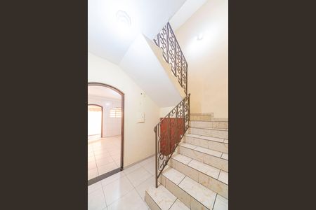 Casa para alugar com 168m², 3 quartos e 3 vagas Casa para alugar com 168m², 3 quartos e 3 vagasHall da escada