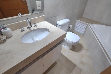 Casa para alugar com 115m², 2 quartos e 2 vagasBanheiro da Suíte