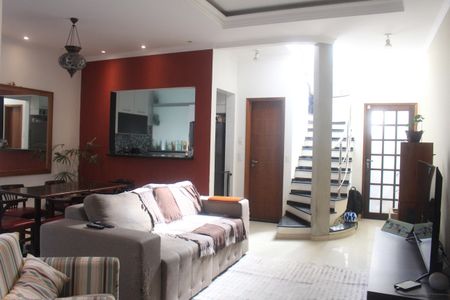 Casa para alugar com 115m², 2 quartos e 2 vagasSala