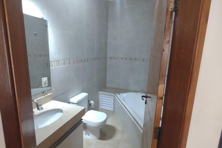 Casa para alugar com 115m², 2 quartos e 2 vagasBanheiro da Suíte