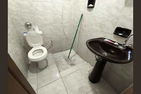 Banheiro de casa à venda com 2 quartos, 200m² em Alto dos Pinheiros, Belo Horizonte