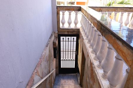 Casa para alugar com 90m², 3 quartos e 2 vagasVaranda e portão do imóvel