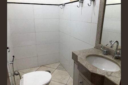 Banheiro de casa para alugar com 3 quartos, 270m² em Santa Mônica, Uberlândia