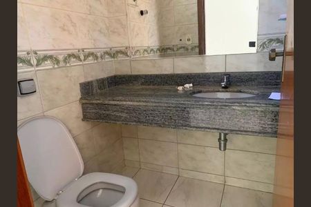 Banheiro de casa para alugar com 5 quartos, 220m² em Santa Mônica, Uberlândia