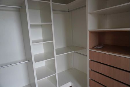 Casa de condomínio para alugar com 200m², 3 quartos e 4 vagas Casa de condomínio para alugar com 200m², 3 quartos e 4 vagasCloset - Suite3 Principal