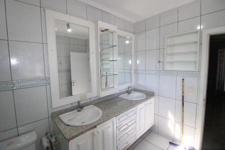 Casa à venda com 160m², 3 quartos e 4 vagasQuarto 2 - Banheiro