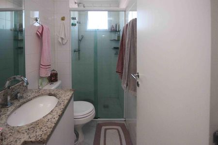 Apartamento à venda com 62m², 2 quartos e 2 vagas Apartamento à venda com 62m², 2 quartos e 2 vagasBanheiro da Suite