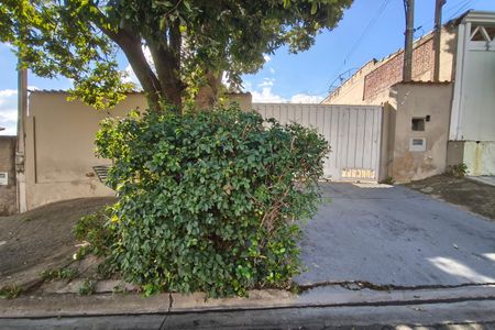 Casa à venda com 250m², 3 quartos e 6 vagas Casa à venda com 250m², 3 quartos e 6 vagasFachada