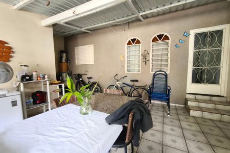 Casa à venda com 250m², 3 quartos e 6 vagas Casa à venda com 250m², 3 quartos e 6 vagasQuintal